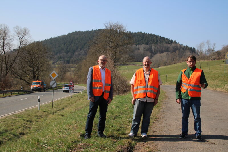 Am Ort der geplanten Vollsperrung trafen sich (v.l.n.r.) Markus Hofmann, MdL; Olaf Grabowsky, Initiator der Petition gegen die Vollsperrung; und Jan Göring, Ortsverbandssprecher 