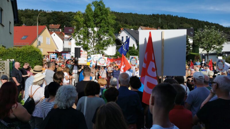 Hunderte Menschen aus allen Teilen der Zivilgesellschaft strömten am Freitag nach Breitenborn-Lützel in Biebergemünd